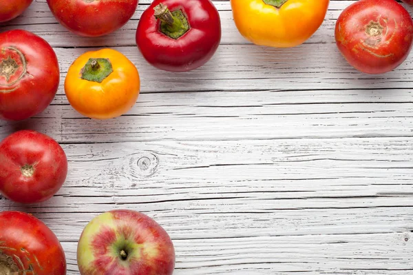 Bio-Bauernhof Tomaten auf hölzernem Hintergrund Draufsicht, Rahmen, Polizist — Stockfoto