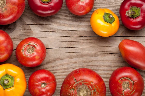 Bio-Bauernhof-Tomaten und Paprika auf hölzernem Hintergrund — Stockfoto