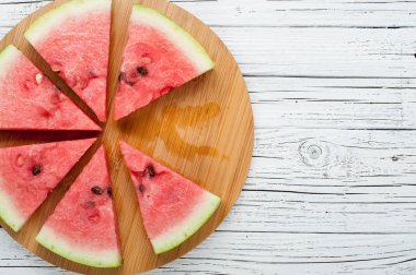 karpuz dilimleri Beyaz ahşap zemin üzerinde görünümü top
