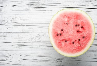 Beyaz ahşap arka plan üstten görünüm üzerinde kırmızı dilimli karpuz