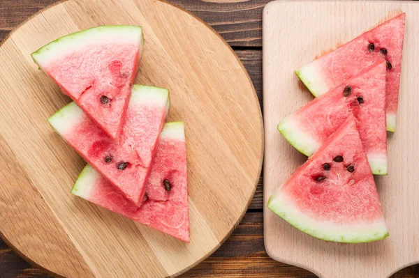 karpuz dilimleri koyu ahşap arka plan üzerinde görünümü top