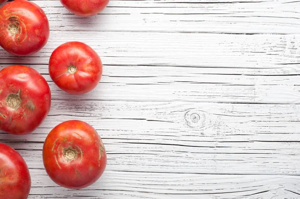 Bio-Bauernhof Tomaten auf hölzernem Hintergrund Draufsicht, Rahmen, Polizist — Stockfoto