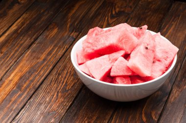 karpuz dilimleri koyu ahşap arka plan üzerinde plaka