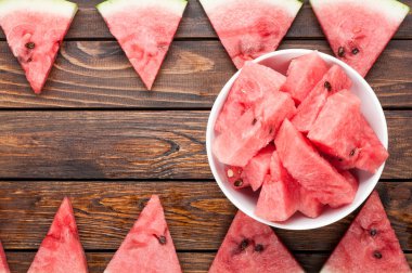 karpuz dilimleri plaka koyu ahşap arka plan üzerinde görünümü top