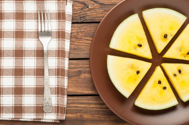 karanlık eski ahşap arka plan sarı karpuz dilimleri görünümü top