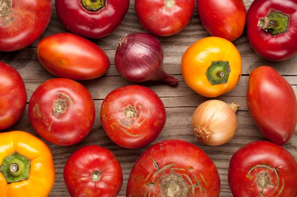 Gemüse Ernte Hintergrund Zwiebeln Knoblauch Tomaten, Paprika, top v — Stockfoto