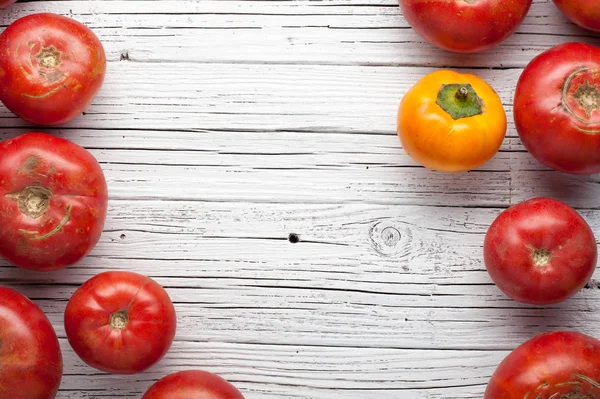 Bio-Bauernhof Tomaten auf hölzernem Hintergrund Draufsicht, Rahmen, Polizist — Stockfoto