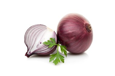 Kırmızı dilimlenmiş soğan maydanoz yeşillik üzerinde beyaz backgr izole ile