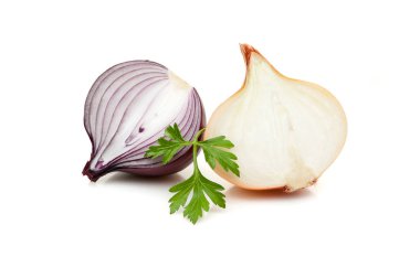 Kırmızı dilimlenmiş soğan maydanoz yeşillik üzerinde beyaz backgr izole ile