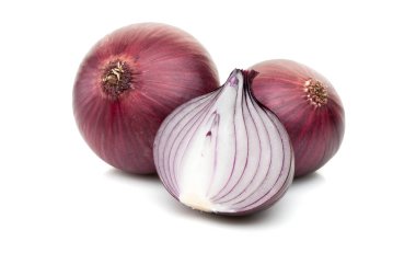 Beyaz zemin üzerinde kırmızı dilimlenmiş soğan izole