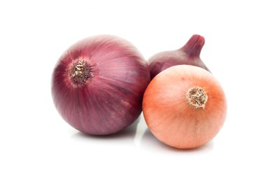 Beyaz arkaplanda kırmızı soğan izole edildi