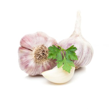 Beyaz arka plan üzerinde izole maydanoz yeşil sarımsak