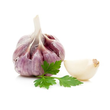 Beyaz arka plan üzerinde izole maydanoz yeşil sarımsak