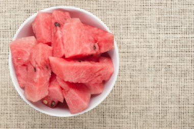 karpuz dilimleri bez dokulu arka plan üzerinde plaka 