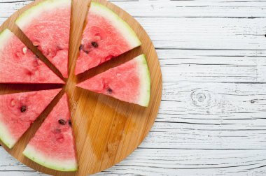 karpuz dilimleri Beyaz ahşap zemin üzerinde görünümü top