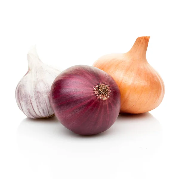 Cipolle e aglio isolato su sfondo bianco — Foto Stock