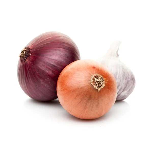 Cipolle e aglio isolato su sfondo bianco — Foto Stock