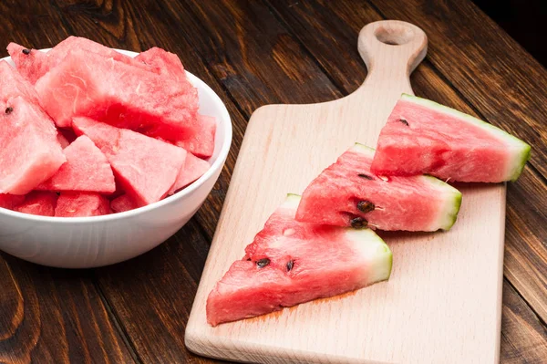 karpuz dilimleri koyu ahşap arka plan üzerinde plaka