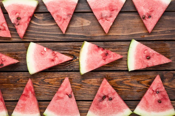karpuz dilimleri koyu ahşap arka plan üzerinde görünümü top