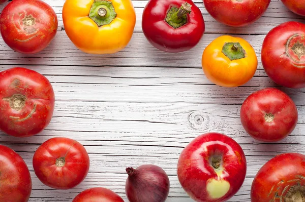 Bio-Bauernhof Tomaten auf hölzernem Hintergrund Draufsicht, Rahmen, Polizist — Stockfoto