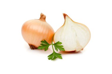 Beyaz arka plan üzerinde izole maydanoz yeşillik ile dilimlenmiş soğan