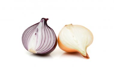 Kırmızı dilimlenmiş soğan maydanoz yeşillik üzerinde beyaz backgr izole ile