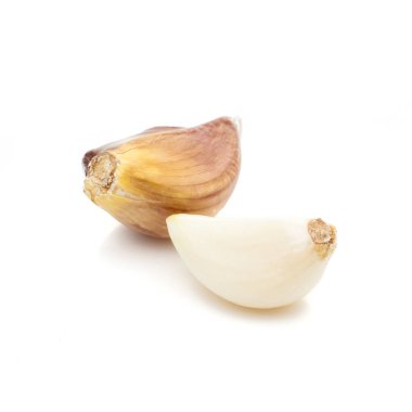 Beyaz arkaplanda sarımsak izole edilmiş.