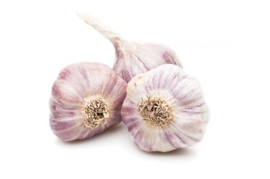 Beyaz arkaplanda sarımsak izole edilmiş.