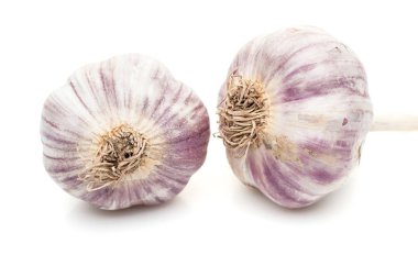 Beyaz arkaplanda sarımsak izole edilmiş.