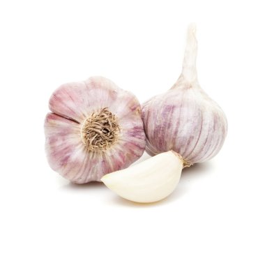 Beyaz arkaplanda sarımsak izole edilmiş.