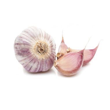 Beyaz arkaplanda sarımsak izole edilmiş.