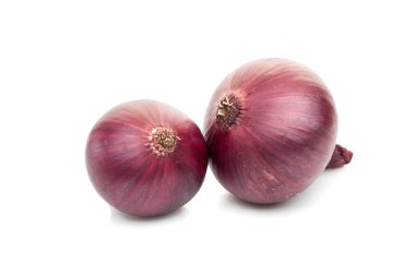 Beyaz arkaplanda kırmızı soğan izole edildi