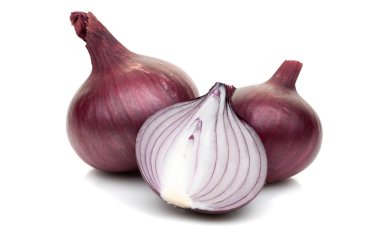 Beyaz zemin üzerinde kırmızı dilimlenmiş soğan izole