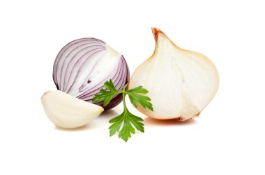 Kırmızı dilimlenmiş soğan maydanoz yeşillik üzerinde beyaz backgr izole ile