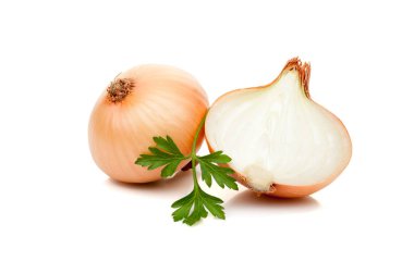 Beyaz arka plan üzerinde izole maydanoz yeşillik ile dilimlenmiş soğan