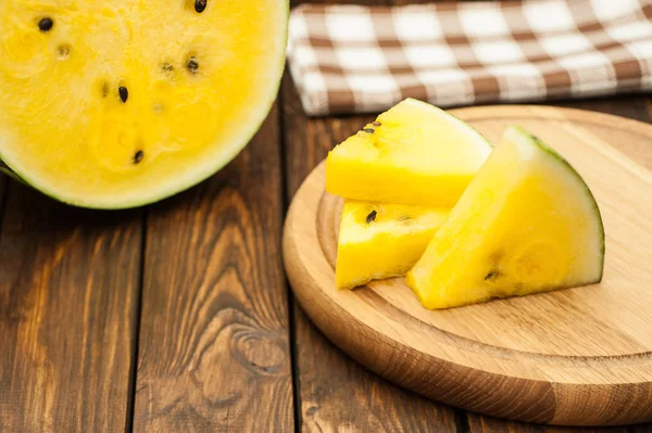 karanlık eski ahşap arka plan sarı karpuz dilimleri 