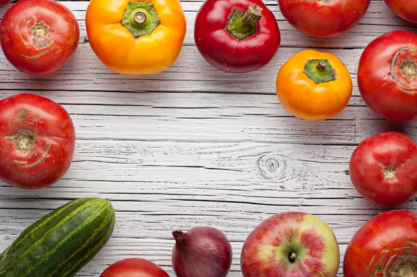 Pomodori biologici fattoria su sfondo di legno vista dall'alto, telaio, poliziotto — Foto Stock