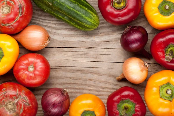 Zelenina oříznout pozadí cibule česnek rajčata, pepř, cucum — Stock fotografie