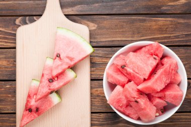 karpuz dilimleri koyu ahşap arka plan üzerinde görünümü top