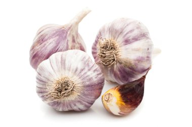 Beyaz arkaplanda sarımsak izole edilmiş.