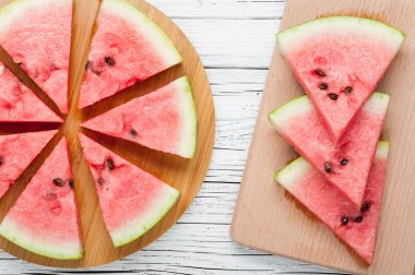 karpuz dilimleri Beyaz ahşap zemin üzerinde görünümü top