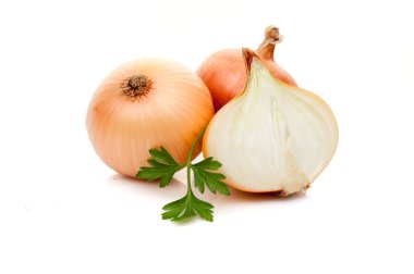 Beyaz arka plan üzerinde izole maydanoz yeşillik ile dilimlenmiş soğan