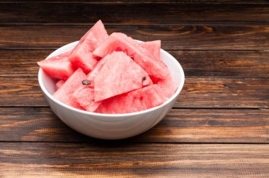 karpuz dilimleri koyu ahşap arka plan üzerinde plaka