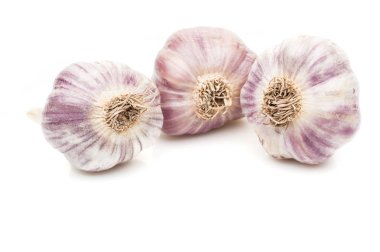 Beyaz arkaplanda sarımsak izole edilmiş.
