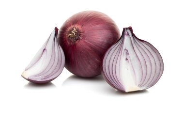 Beyaz zemin üzerinde kırmızı dilimlenmiş soğan izole