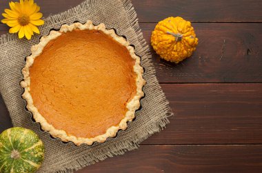 ahşap arka plan gıda ING ile düzenlenmiş, kabak ev yapımı pasta