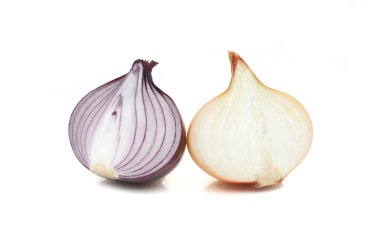 Kırmızı dilimlenmiş soğan maydanoz yeşillik üzerinde beyaz backgr izole ile