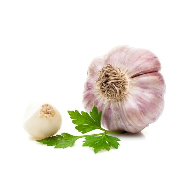 Beyaz arka plan üzerinde izole maydanoz yeşil sarımsak