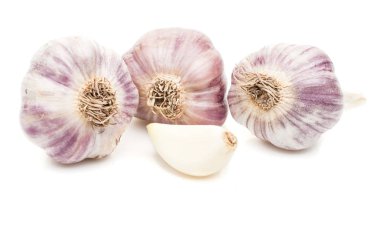 Beyaz arkaplanda sarımsak izole edilmiş.