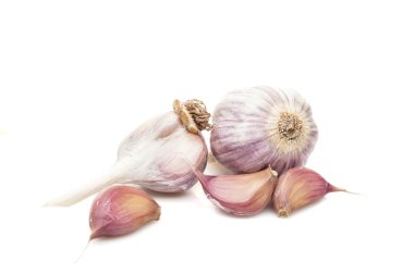 Beyaz arkaplanda sarımsak izole edilmiş.